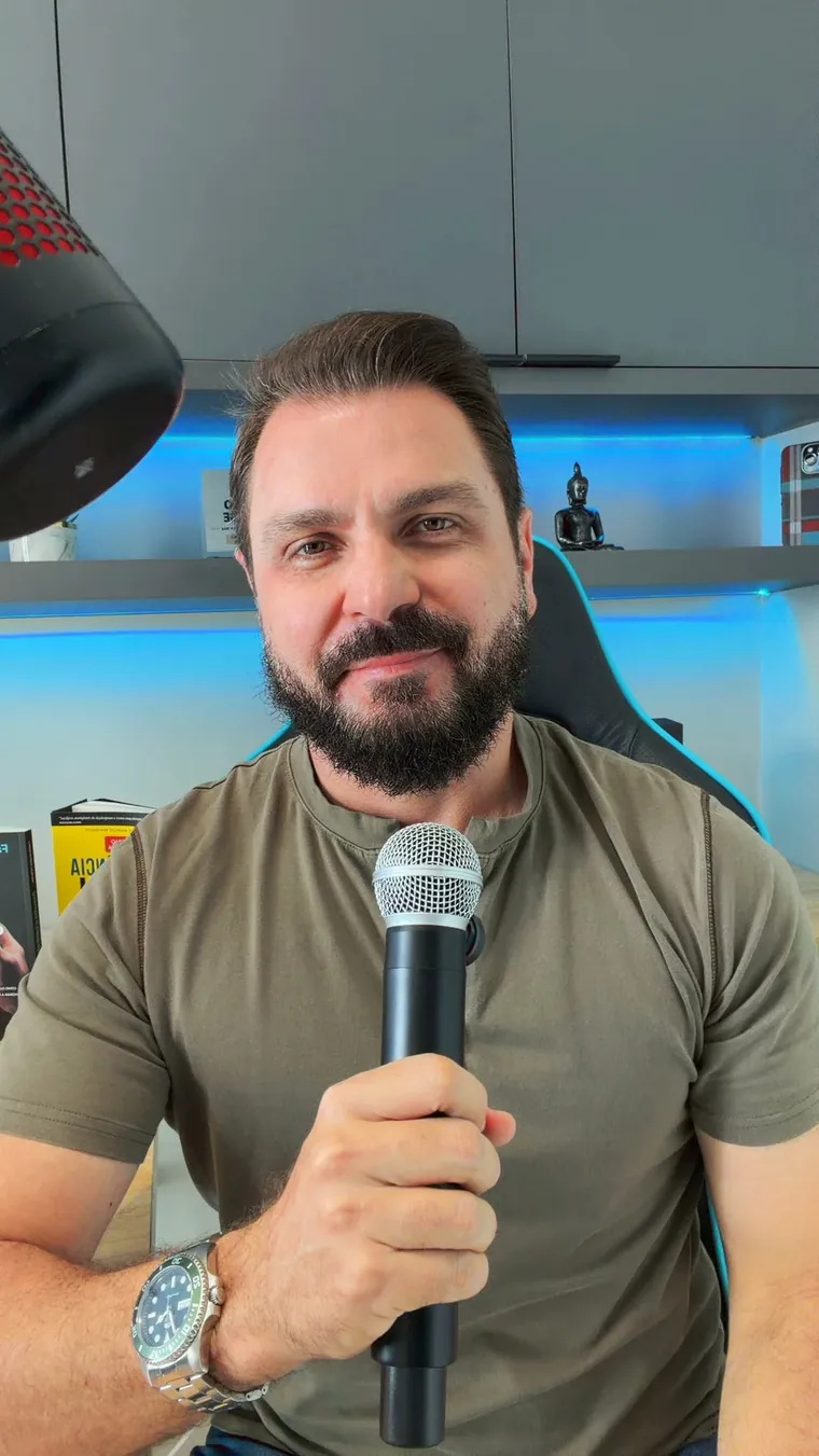 Vídeo de Fabio Pereira ao microfone